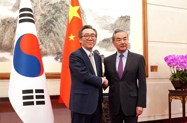 <b>왕이</b> “韓中관계 초심 찾자”... <b>조태열</b> “역지사지로 신뢰... 