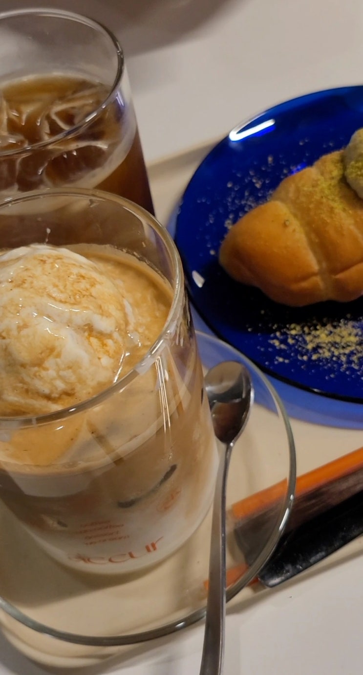  어커 성수 카페 소금빵 맛집