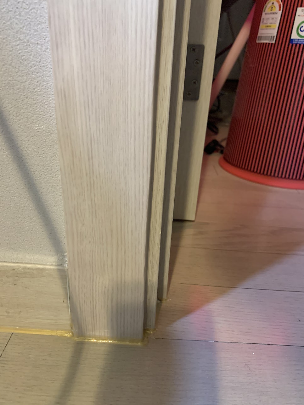 문틀시트지 강아지이빨자국 복원