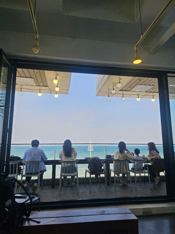  테라스와 디저트 그리고 통유리창 오션뷰가 멋진 롱블랙은 강릉 강문해변 카페로 최고