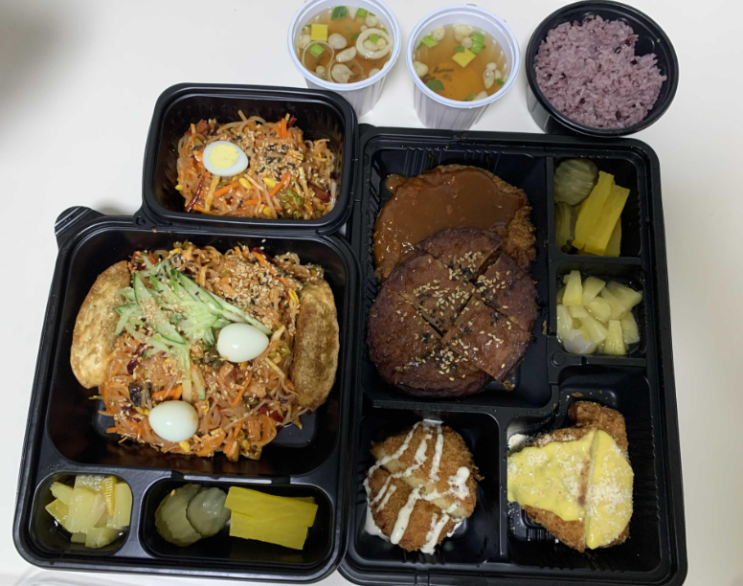  강원도 춘천시 온의동 배 터지는 생돈가스(SET 메뉴 A, 야끼만두와 쫄면)