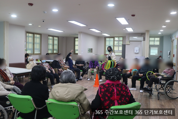 고리던지기 활동으로 집중력up! 근력up![365 주간보호센터·365 단기보호센터-2024.01.11 장기요양가족휴가제 노인유치원 노인돌봄보호 분당,서울근교 활동사진