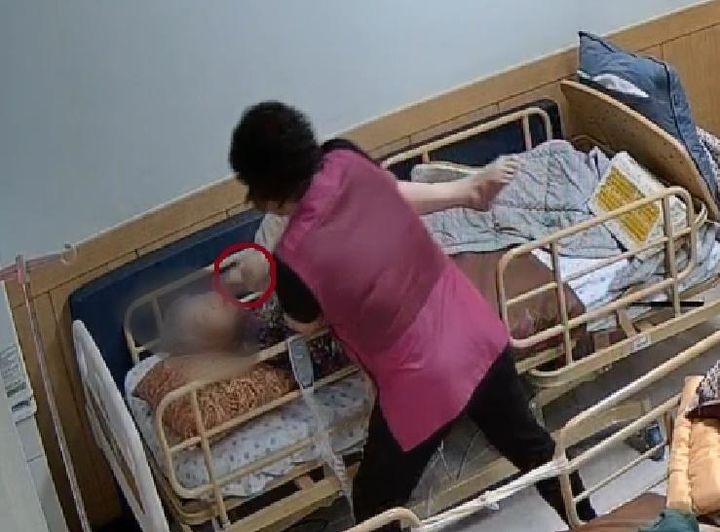 "치매 환자 대퇴부 부러뜨린 요양사…머리 끝까지 다리 들어올려" 손자 분노 "치매 환자 대퇴부 부러뜨린 요양사…머리 끝까지 다리 들어올려" 손자 분노