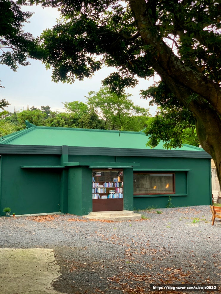  제주 북 카페 비밀의 문을 가진 책계일주, 술과 차 그리고 책