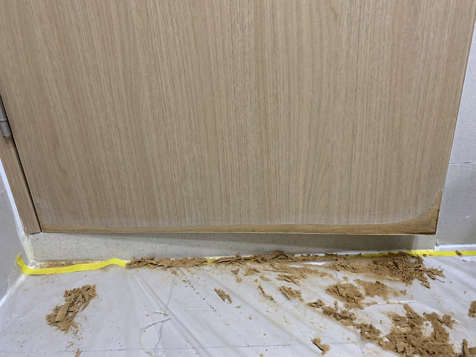 화장실문 시트지작업 물먹은 문짝수리