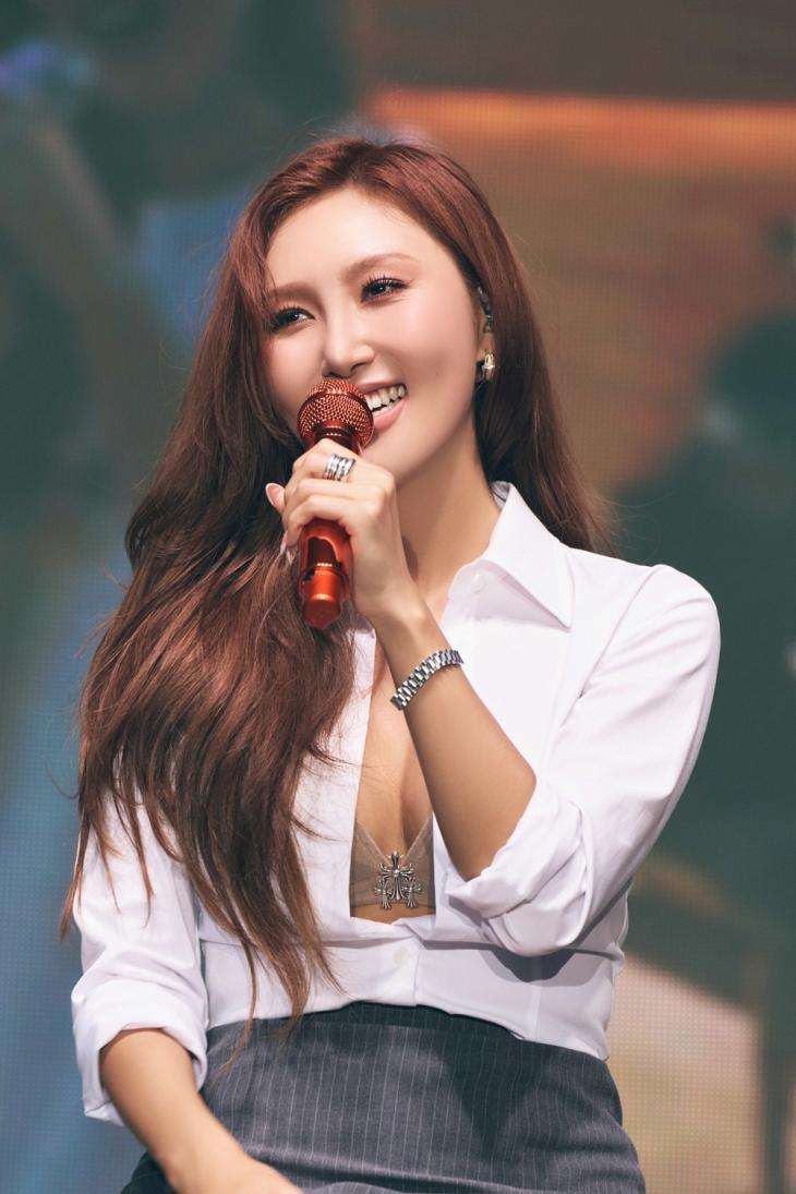 마마무 화사, 홍콩에서도 파격 란제리룩...셔츠 단추 풀고 속옷 노출 마마무 화사, 홍콩에서도 파격 란제리룩...셔츠 단추 풀고 속옷 노출