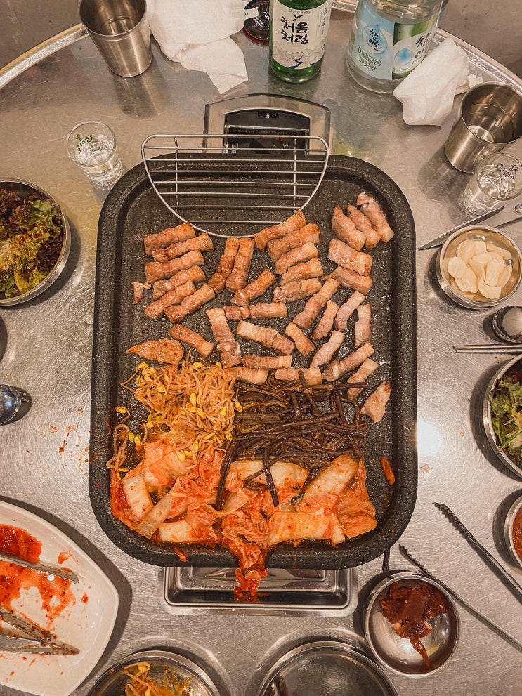  독산역 듀록삼겹살에 고사리 듬뿍 퍼 와서 같이 궈먹는 별난돼지