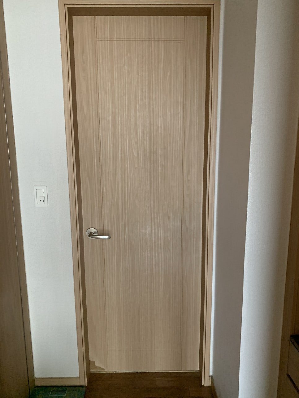 화장실문 시트지작업 물먹은 문짝수리