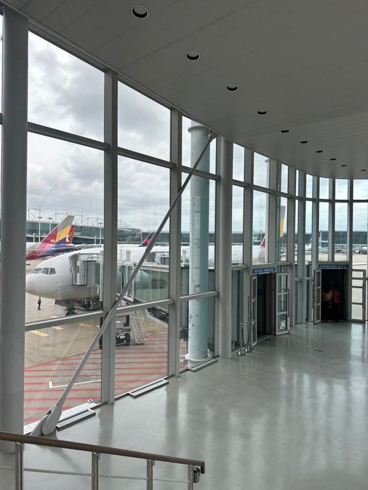  엄마랑 유럽 여행 / 인천국제공항 - 로마 레오나르도 다빈치 공항 / 유럽으로 출국 하는 날 / 아시아나 oz561