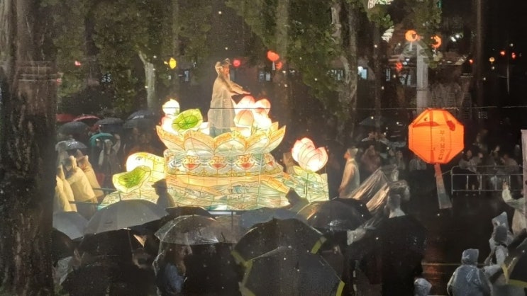 연등회 행렬/ EDM 난장/ <b>뉴진스님</b>/ 청계천