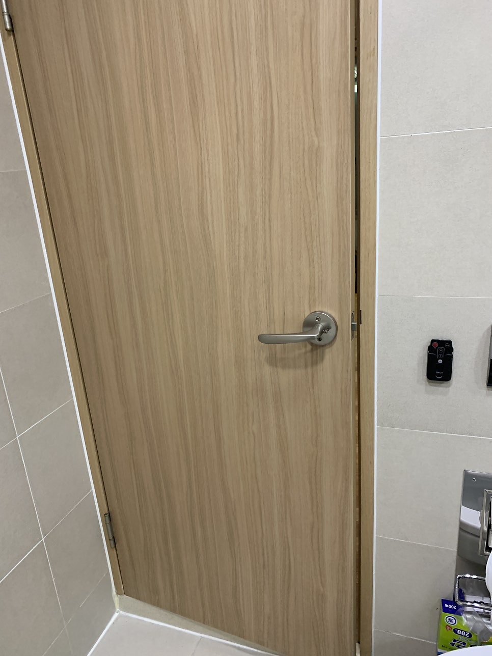 화장실문 시트지작업 물먹은 문짝수리