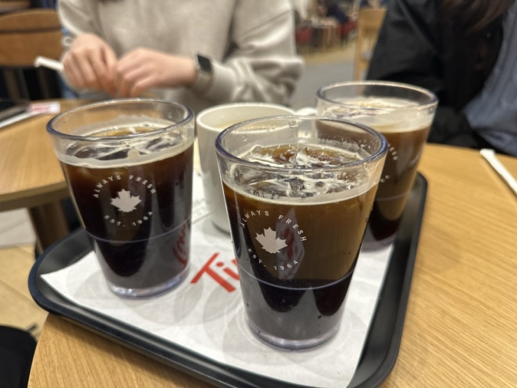  [강남역 카페] 팀홀튼 신논현역점에서 단체 모임 넓은 좌석에서 내돈내산 도넛과 커피한잔