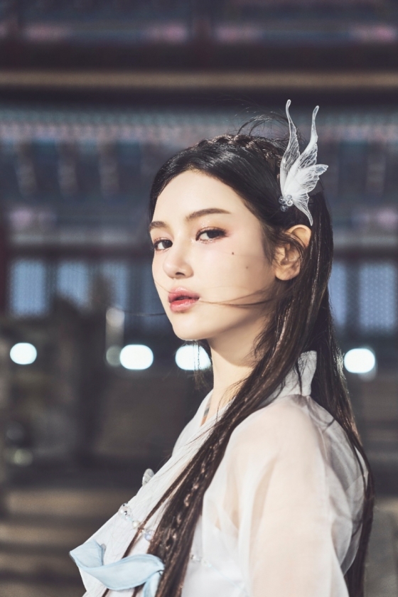 "집안 싸움" 뉴진스 다니엘, 경복궁 근정전 밝힌다...단아한 한복 자태 "집안 싸움" 뉴진스 다니엘, 경복궁 근정전 밝힌다...단아한 한복 자태