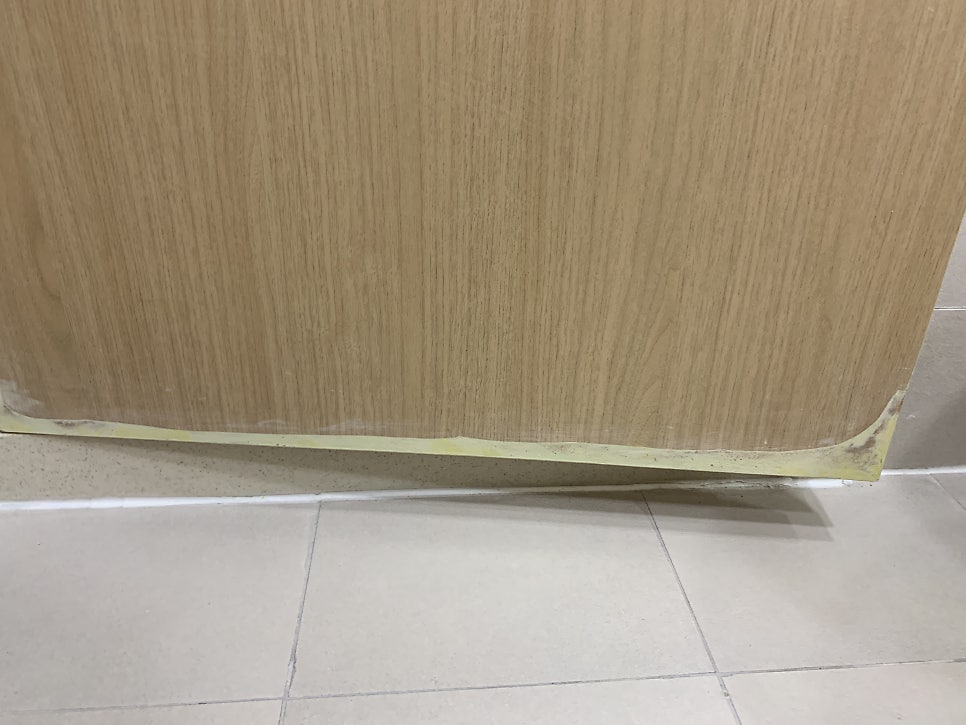 화장실문 시트지작업 물먹은 문짝수리