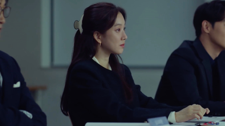 드라마 졸업 정려원 패션 쇼파드 시계 & 귀걸이 정보 착샷