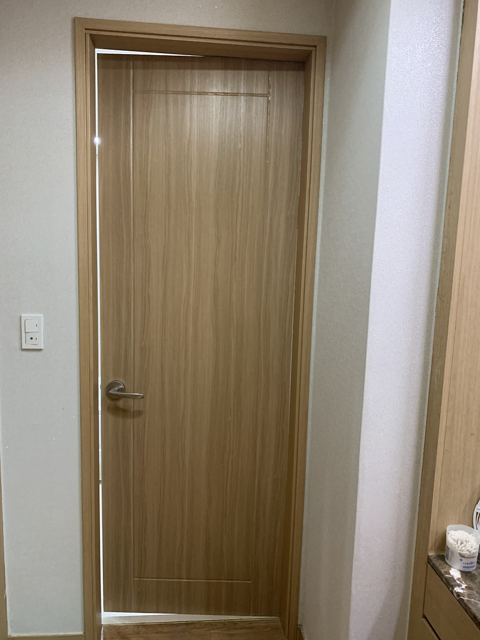 화장실문 시트지작업 물먹은 문짝수리