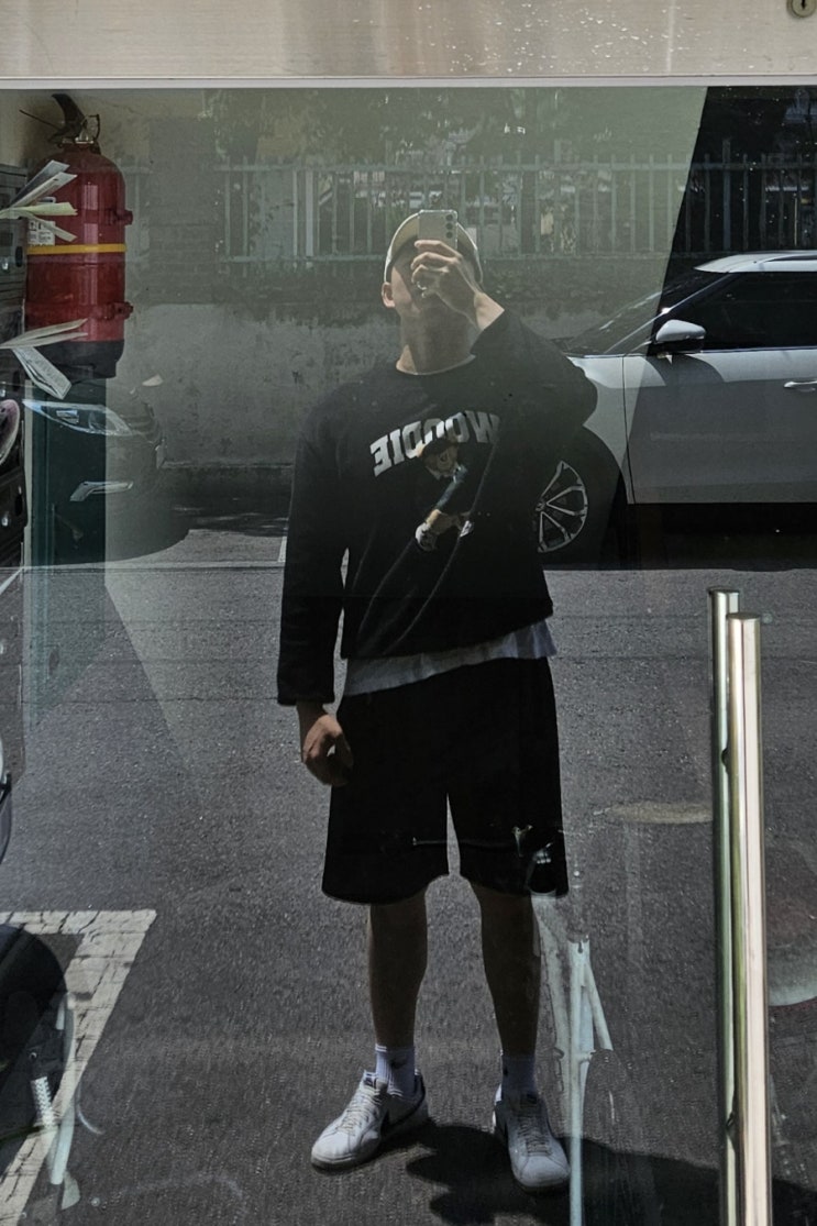 240514 곰돌이 맨투맨 나이키 흰검 운동화 동네 편의점 룩 240514 곰돌이 맨투맨 나이키 흰검 운동화 동네 편의점 룩
