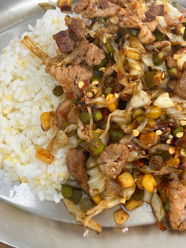  양배추 이렇게 먹으면 정말 맛있어요! '양배추 마늘쫑 덮밥 레시피'