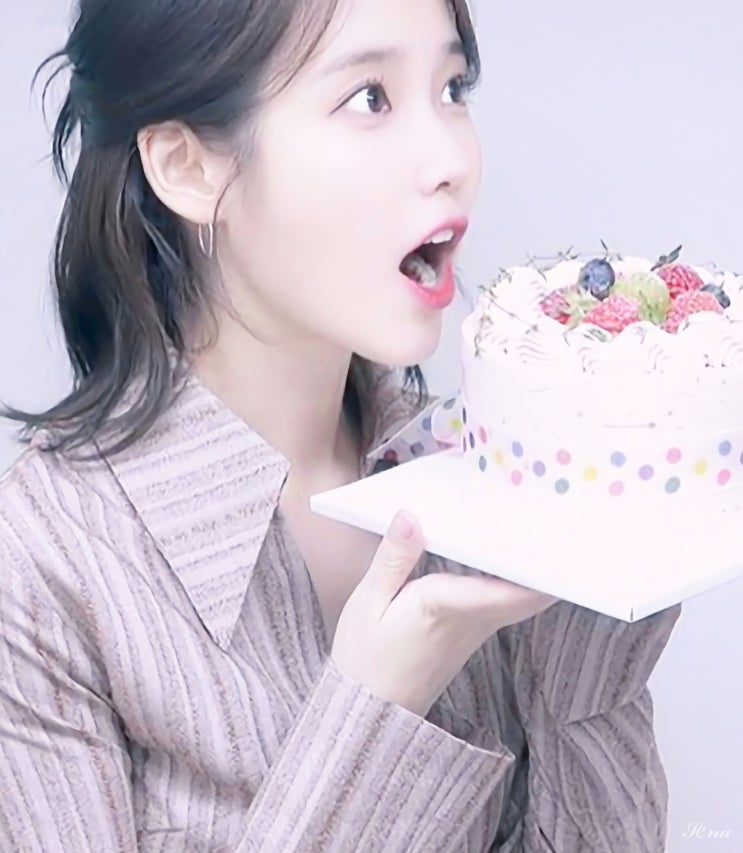 240516 <b>아이유</b>의 32번째 <b>생일</b>을... 모음/2억 <b>기부</b>!!/<b>생일</b> 카페... 