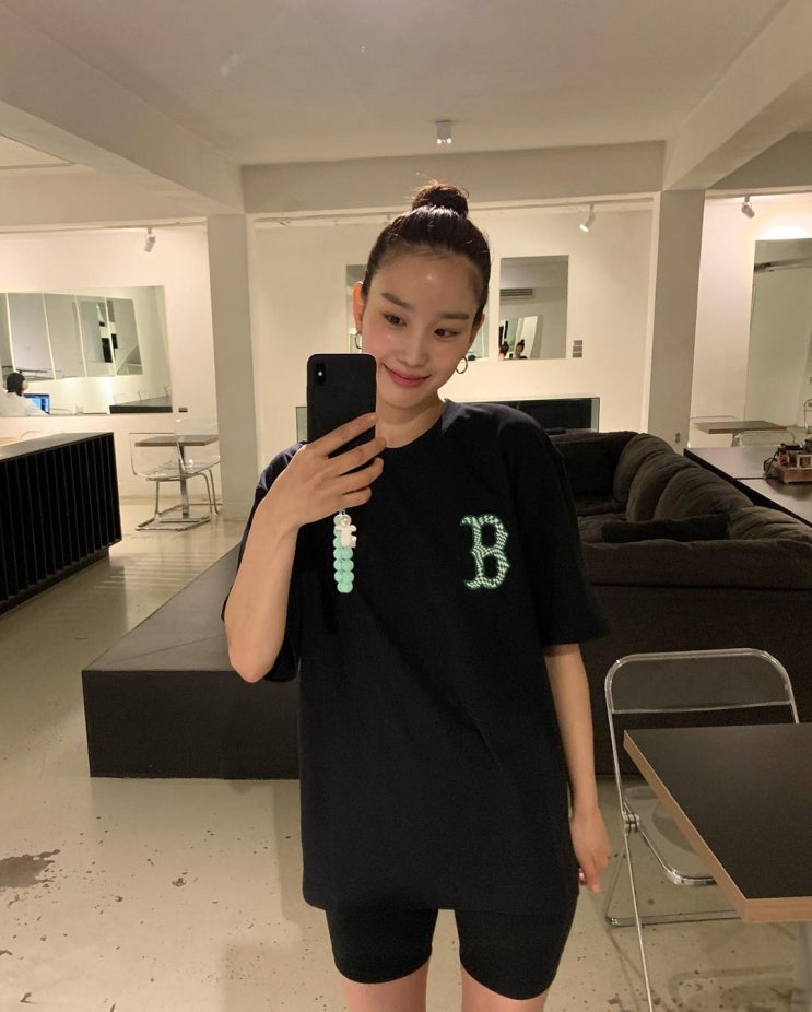  여름날 여자 스트릿 룩 무드를 잘 보여준 장희령이 착용한 MLB 오버핏 여성 반팔 티셔츠 코디 추천