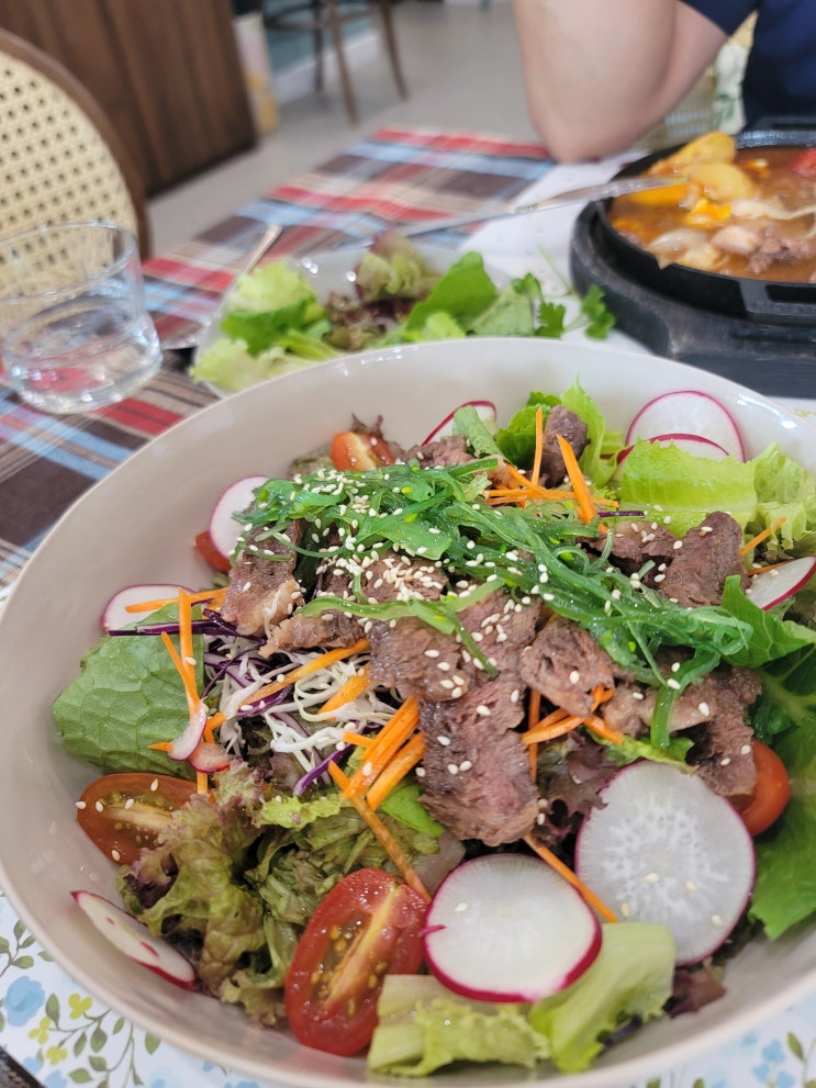  숨은 로컬 맛집_호치민 7군 âme 브런치 카페