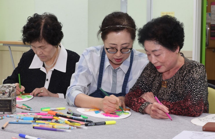 "자식보다 더 의지돼요"… 노인 소외 막는 老老돌봄 "자식보다 더 의지돼요"… 노인 소외 막는 老老돌봄