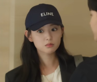  눈물의 여왕 김지원 공항패션 연예인 모자 셀린느 볼캡 브랜드