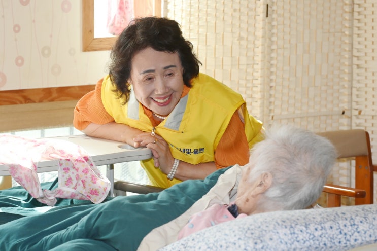 지적장애 아동 있는 집서 사흘 밤 함께하며 돌봐준‘ 새빛돌보미’ 화제 지적장애 아동 있는 집서 사흘 밤 함께하며 돌봐준‘ 새빛돌보미’ 화제