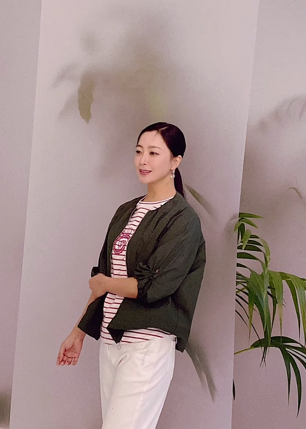  여름 40대 여자 패션으로 시원한 단가라 스트라이프 패턴의 반팔 티셔츠 코디 추천 w. 김희선