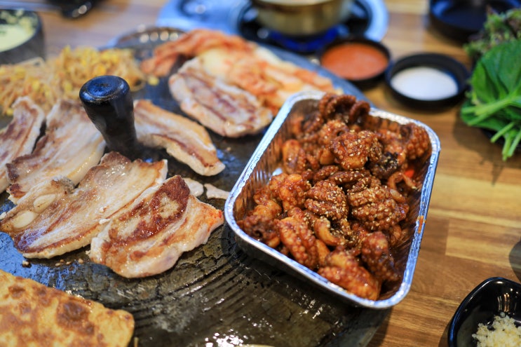  [신봉동 맛집] 미나리, 당귀와 함께 먹는 고깃집, <봉우리 솥뚜껑 삼겹살>