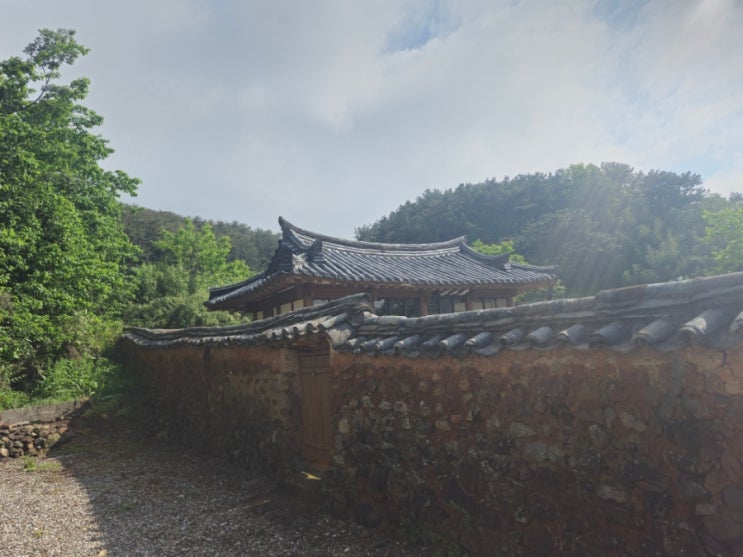  김해배씨재실과 이름모를 사당
