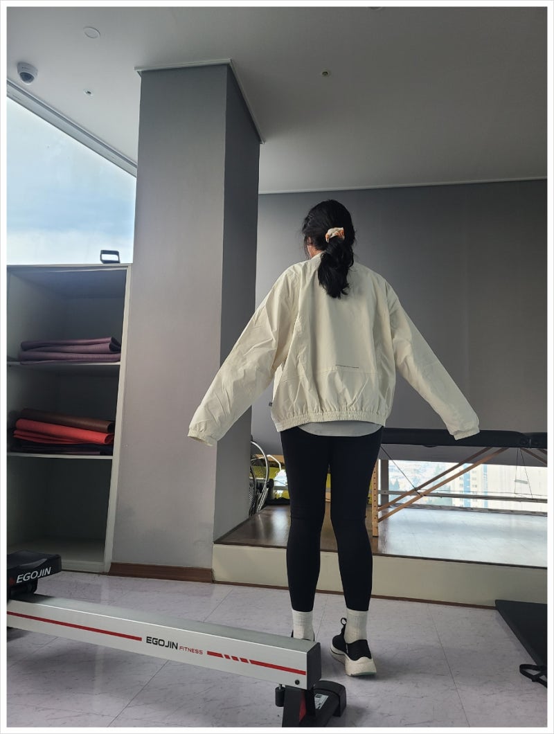 가볍게 입기 좋은 바람막이 무신사 코드그라피 숏자켓