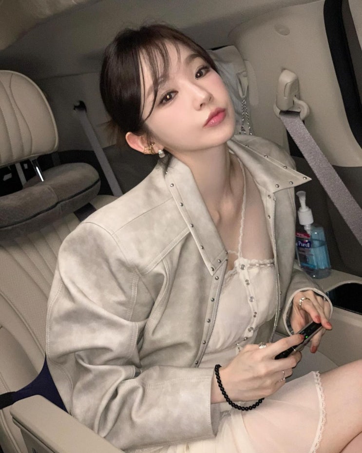 '아이돌인 줄' 강민경, 짧은 치마 입고 아찔 포즈...빛나는 미모 공개