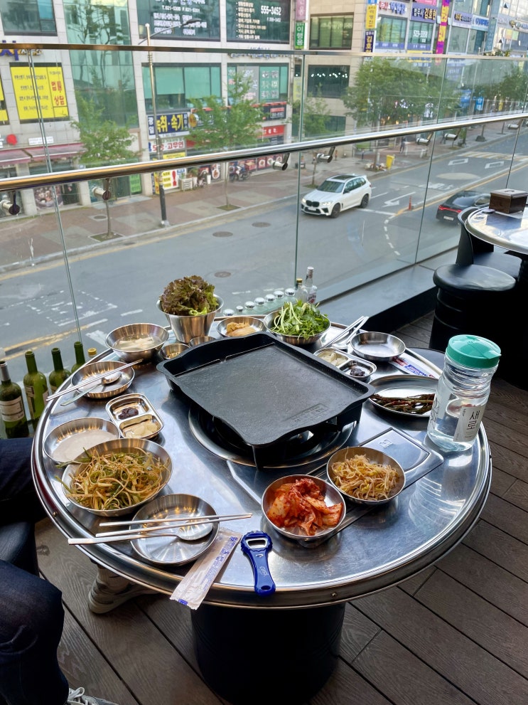  청당동 삼겹살전문점 통항정 이층에 있어 이층고깃집 / 천안식후감