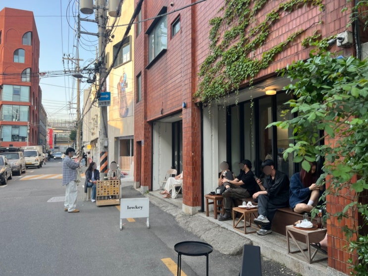 아는 사람들이 찾는 감성돋는 성수 카페 로우키