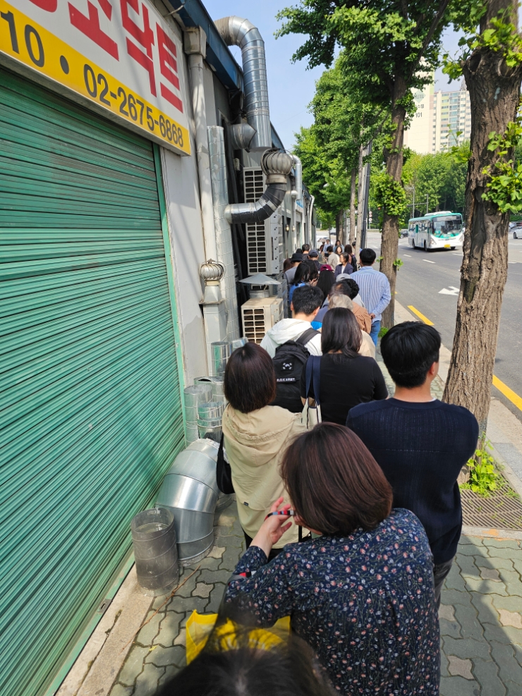 평일에도 대기 쩌는 코끼리베이글 (줄 설 각오) 평일에도 대기 쩌는 코끼리베이글 (줄 설 각오)