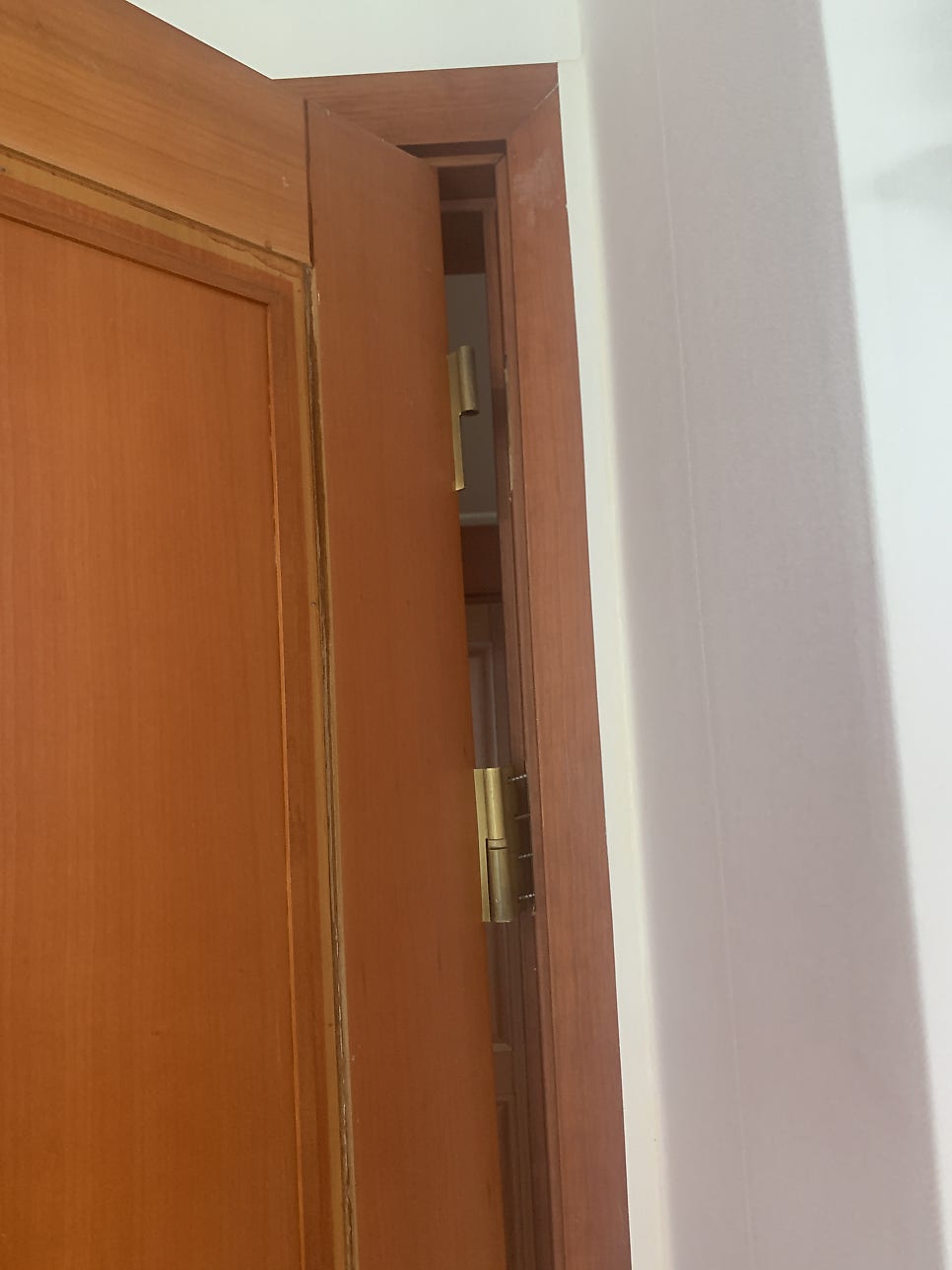 갈라진문틀수리 방문경첩교체