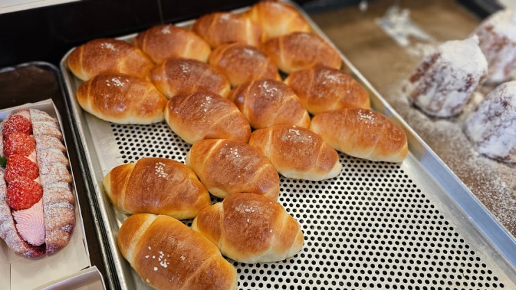  [일상] 주재근 베이커리 본점 "소금빵" 버터 풍미 가득 쫄깃한 시그니처 빵을 맛보다!