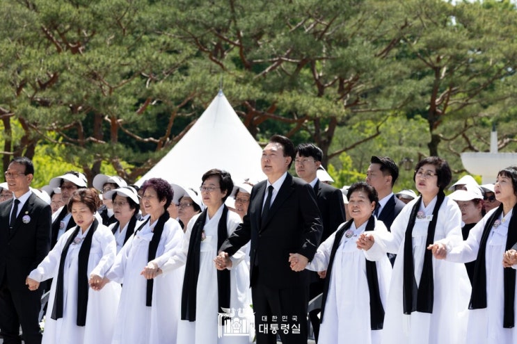윤 <b>대통령</b>,"5월 광주의 뜨거운 연대가 대한민국의 <b>자유</b>와 <b>번영</b>... 