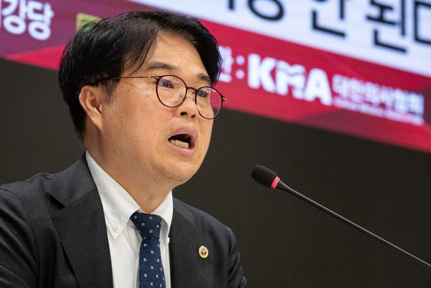 <b>의협</b> 회장, 의료계 신청 기각한 판사에 “<b>대법관</b> 승진 회유... 
