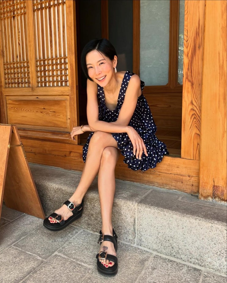  여름 러블리한 여자 슈즈 패션 브랜드로 김나영이 신은  슈콤마보니의 발편한 여성 스트랩 샌들 추천