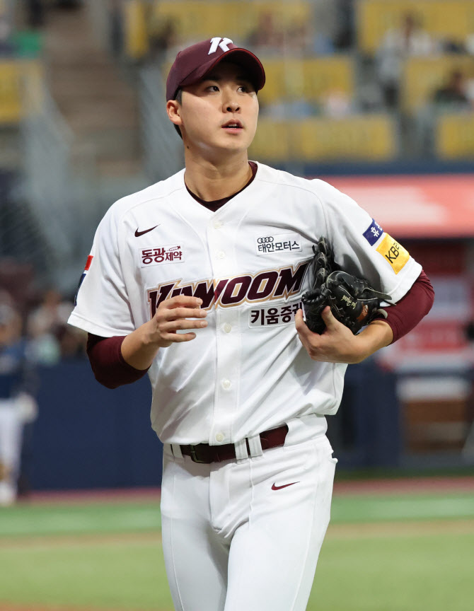 키움 히어로즈 <b>장재영</b>, 투수 글러브 내려놓고 <b>타자</b> 전향! <b>유격수</b>... 