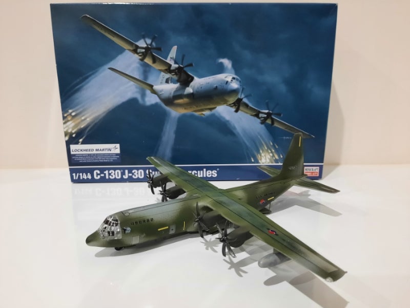아카데미과학 C130 Super Hercules 1/144 스케일 모델