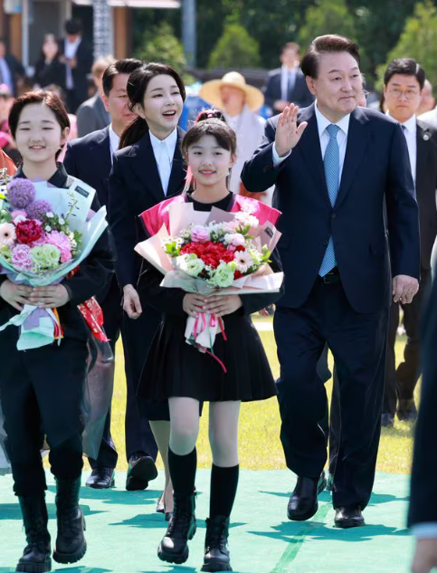 尹<b>대통령</b> 부부, 100년만에 반환된 <b>사리</b> 기념 행사 참석