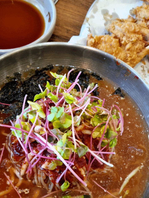  충주 탄금호 중앙탑사적공원 근처 맛집 치킨과 막국수의 조합 [중앙탑메밀마당]