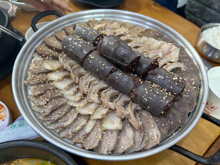  서울 동대문구 청량리 시장 <청량리고향집>(순대국, 수육모듬순대)
