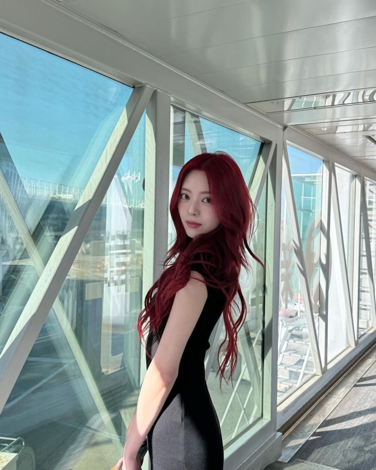  연예인 공항 패션 레퍼런스 같은 ITZY 유나의 스파 브랜드 자라의 하이넥 미니 니트 원피스 코디