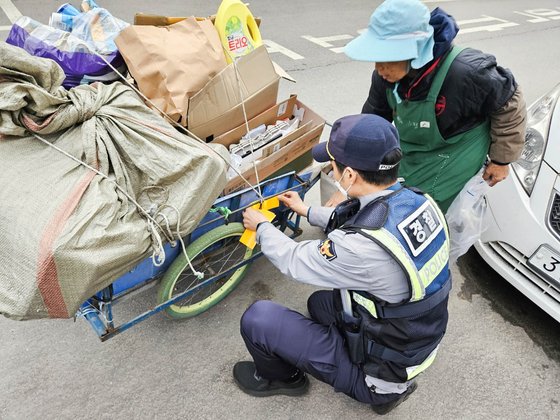 폐지 줍다 절도범 된 '노인 장발장'…일자리 찾아준 '뜻밖의 은인' 폐지 줍다 절도범 된 '노인 장발장'…일자리 찾아준 '뜻밖의 은인'