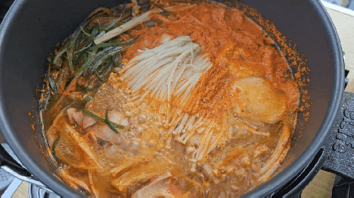  캠핑장에서 땅스 부대찌개 + 칼바사 소세지