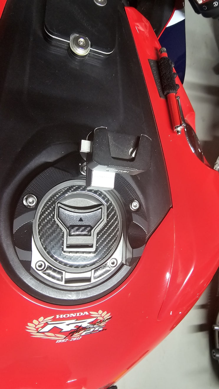  CBR1000RR SP 2017 - CBR650R용 탱크 마운트 장착